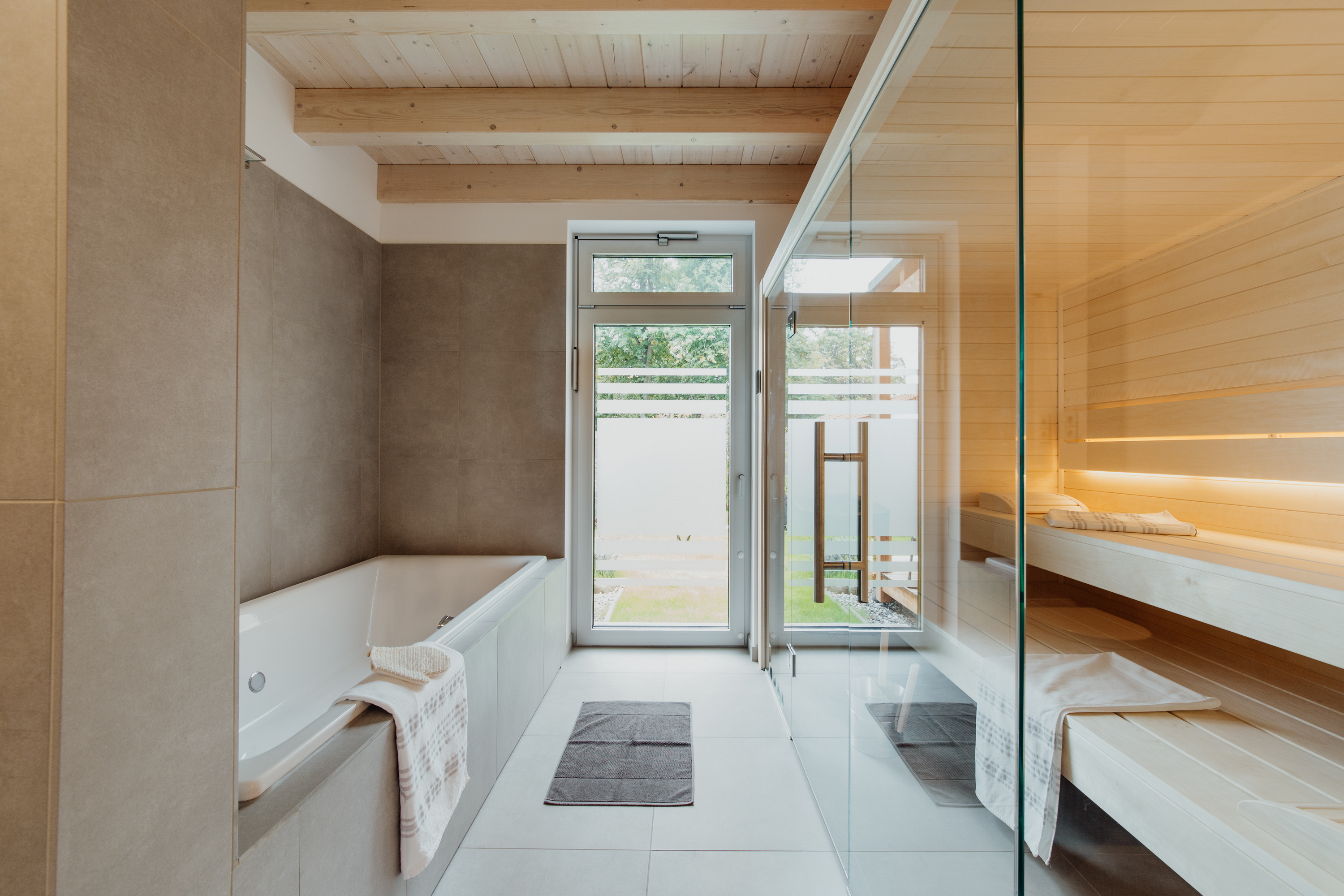 Wellnessbad STRANDWEISS mit Sauna und Badewanne